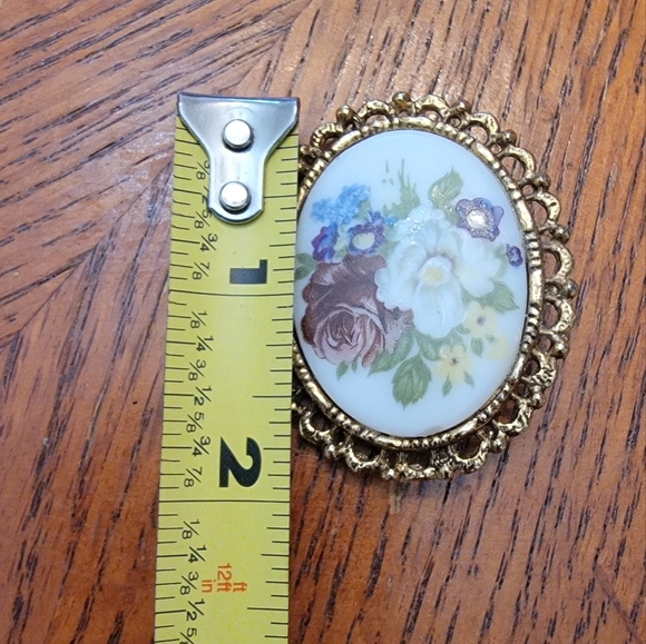 Vintage Floral Cameo Brooch Pin Antiqued Gold. - Picture 3 of 3